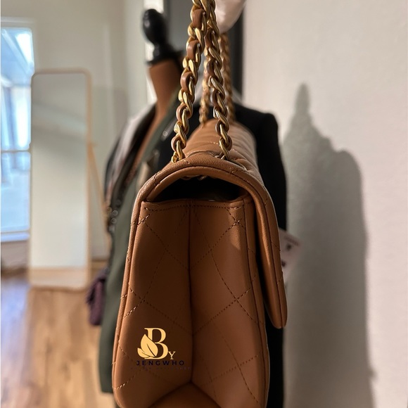 Chanel Medium Single Flap Bag in Caramel 23P Spring Collection 2023 - Picture 5 of 12